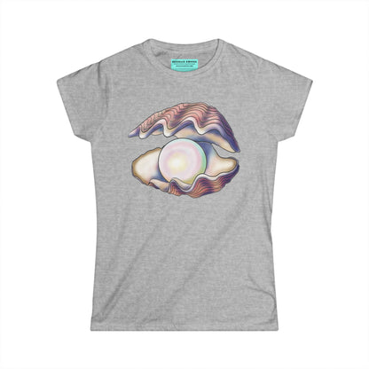 Women’s t-shirt in grey featuring an illustration of an open oyster with a large iridescent pearl inside.