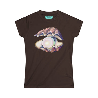 Women’s t-shirt in brown featuring an illustration of an open oyster with a large iridescent pearl inside.