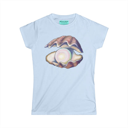 Women’s t-shirt in light blue featuring an illustration of an open oyster with a large iridescent pearl inside.