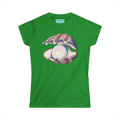 Women’s t-shirt in green featuring an illustration of an open oyster with a large iridescent pearl inside.